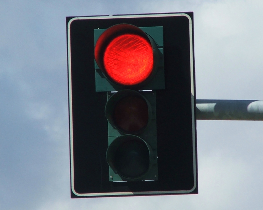 Traffic light red. Красный светофор. Красный сигнал светофора. Красный цвет светофора. Горит красный свет светофора.
